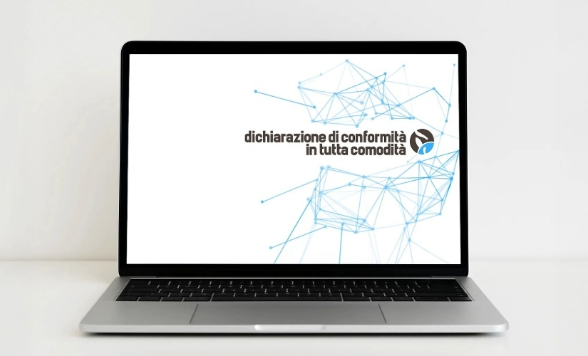 Modulo dichiarazione di conformità impianti visualizzato sul software ioDichiaro2 sui laptop con sfondo bianco